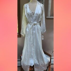 SATINY OFF-WHITE w/SILVERY APPLIQUE FLORA BY FLORA NIKROOZ WRAP AROUND ROBE L/XL